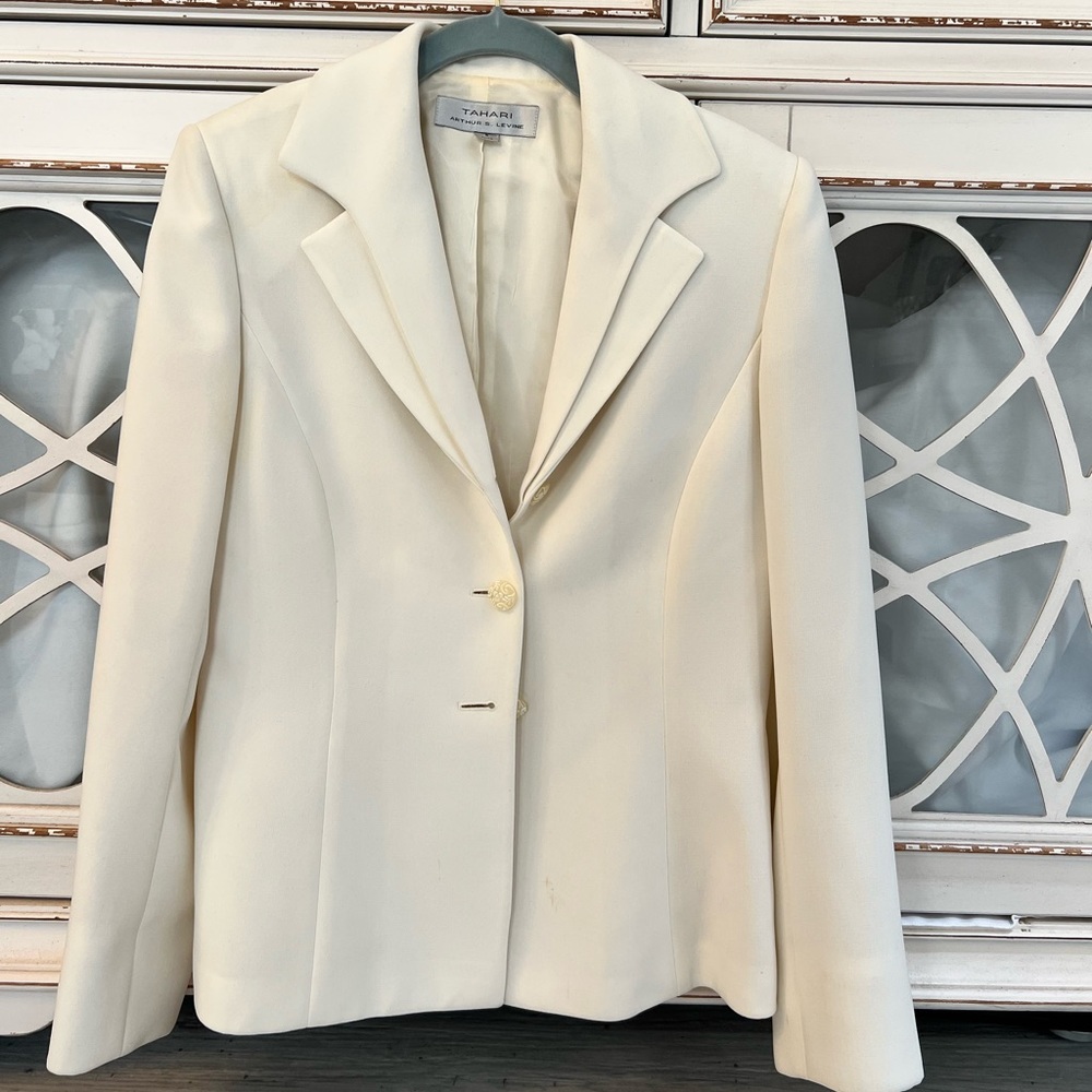 Off white TAHARI blazer